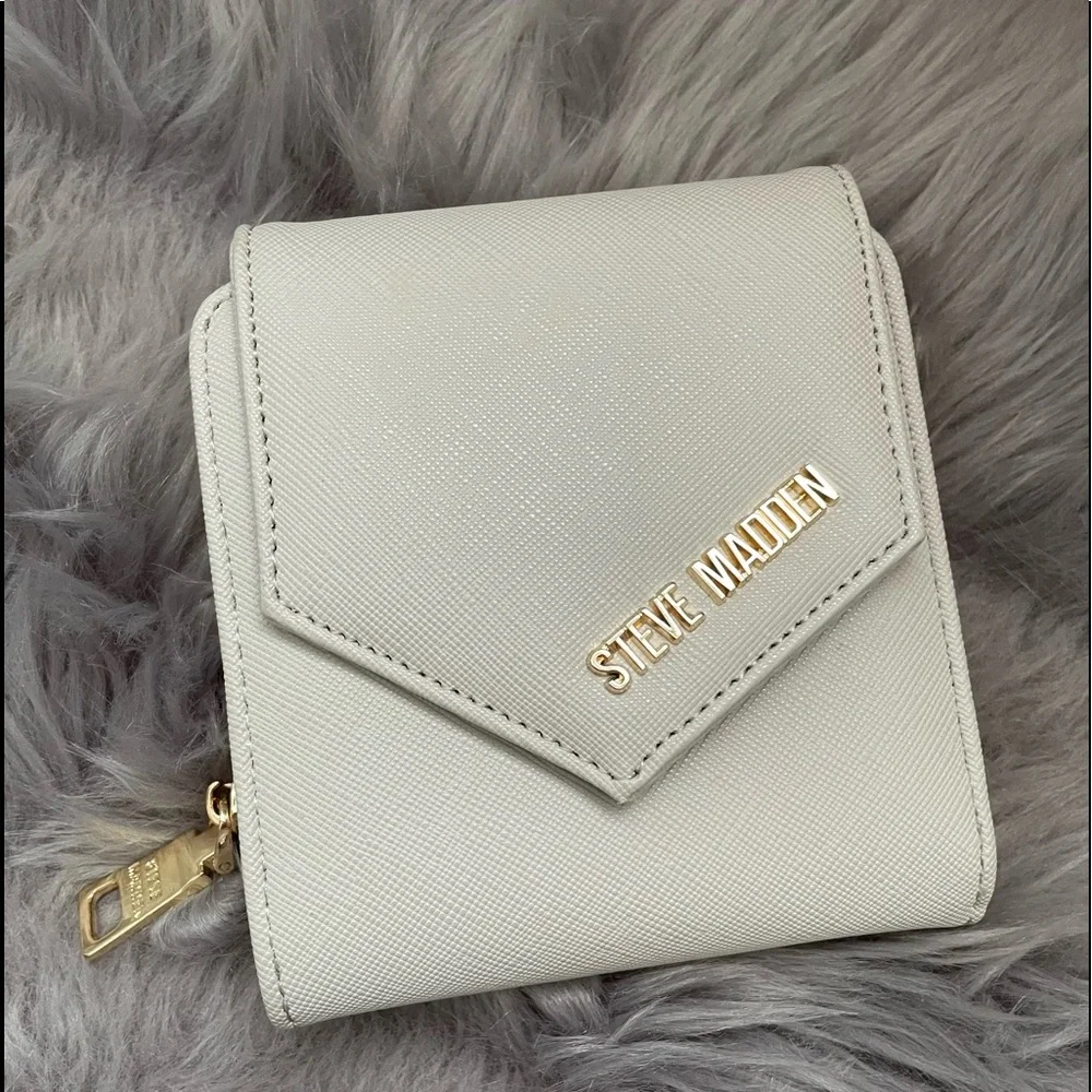 🎁GIFTED🎁✨Steve Madden Tri-Fold Wallet with Coin Zipper area ✨NEW - Picture 6 of 7